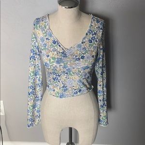 Long sleeve floral crop top with cinched v line